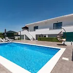 וילה Alina With Heated Pool רוגוזניצה