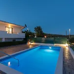 Alina With Heated Pool וילה
