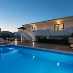 Alina With Heated Pool רוגוזניצה