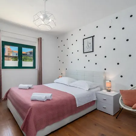 Alina With Heated Pool Βίλα