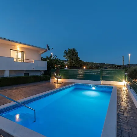 Alina With Heated Pool Βίλα