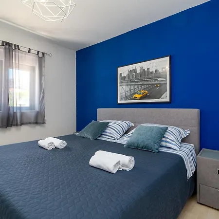 Alina With Heated Pool Βίλα