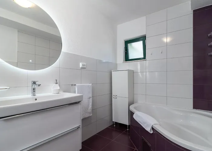 Alina With Heated Pool Вилла Рогозница