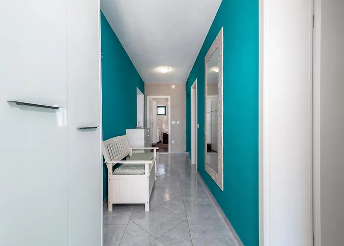 Alina With Heated Pool Вилла Рогозница