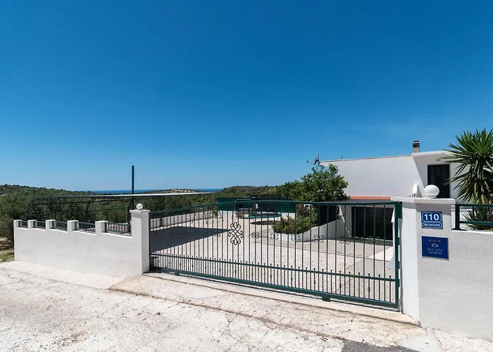 Alina With Heated Pool Вилла Рогозница