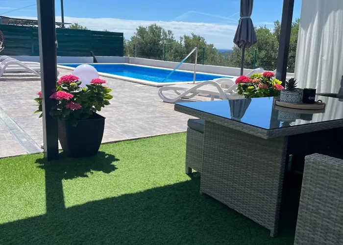 Alina With Heated Pool * Рогозница